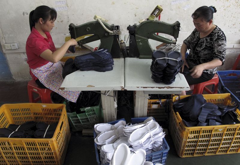 © Reuters. Employees work at a Shuangwei factory in Putian, Fujian province, China