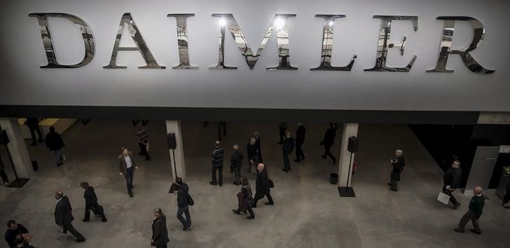 © Reuters. Shareholders arrive for the Daimler annual shareholder meeting in Berlin 