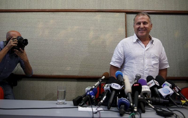 © Reuters. Zico lanza su candidatura a la presidencia de la FIFA
