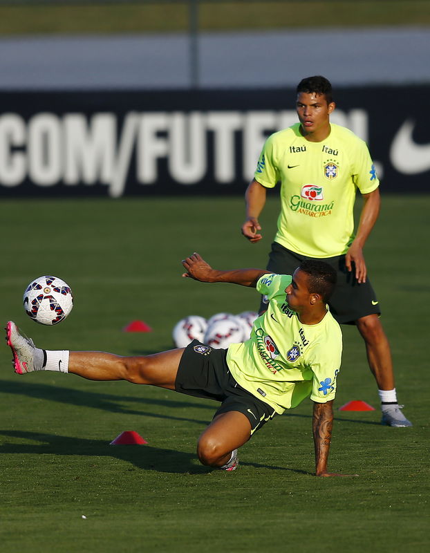 © Reuters. Brasil pierde a Danilo para la Copa América y Alves le sustituye