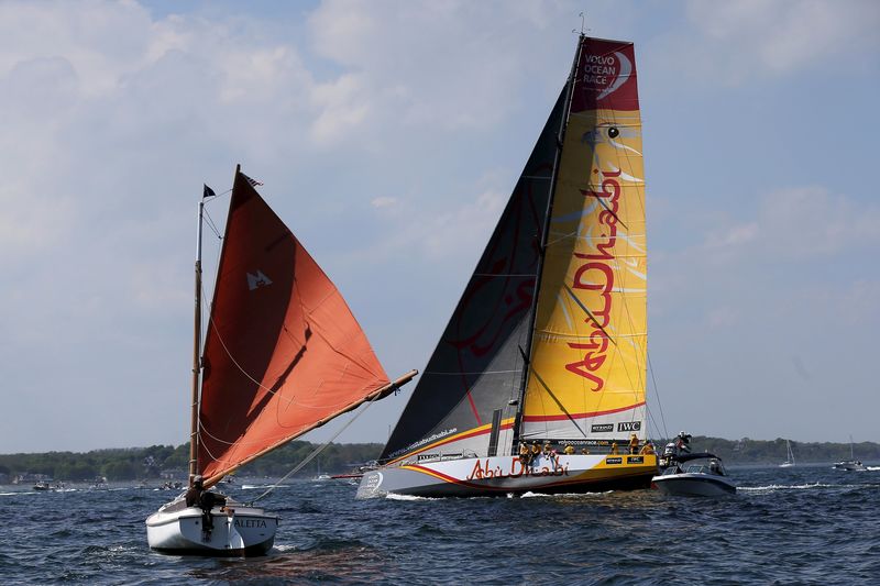 © Reuters. Abu Dhabi Ocean Racing sails out of the harbor to begin leg 7 of the Volvo Ocean Race in Newport