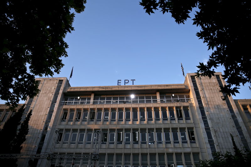 © Reuters. The newly installed logo of Greek state broadcaster ERT is seen at the station's headquarters in Athens 