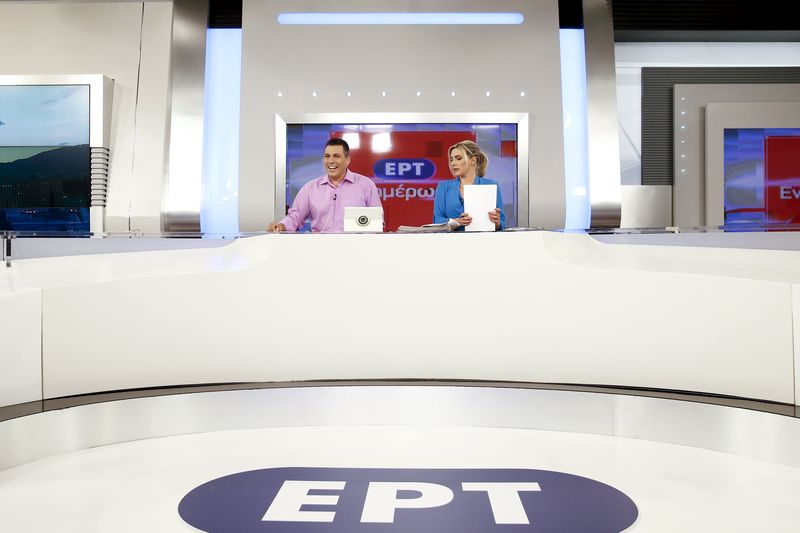 © Reuters. Emoción en el regreso de la televisión estatal griega tras su cierre 