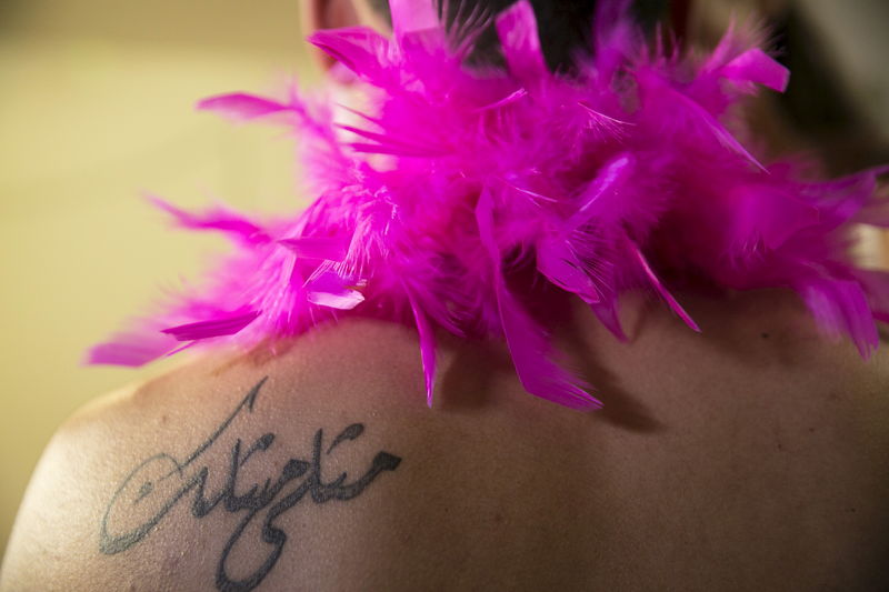 © Reuters. A tattoo with Arabic writing is seen on Karam Dadu in Tel Aviv