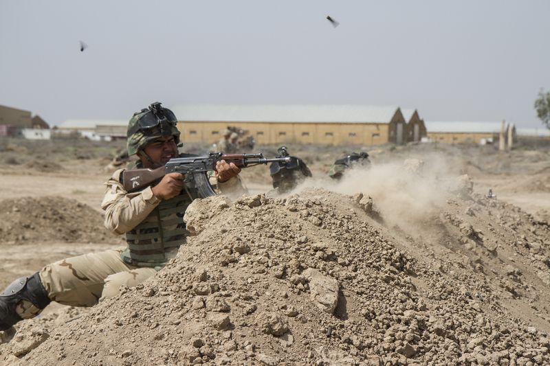 © Reuters. Iraqi soldiers train with members of the 3rd Brigade Combat Team, 82nd Airborne Division, at Camp Taji, Iraq