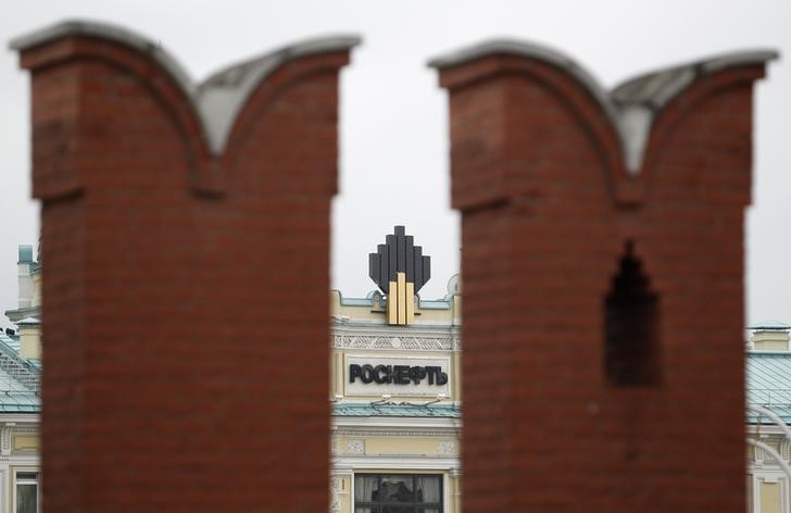 © Reuters. Логотип Роснефти на крыше штаб-квартиры компании за кремлевской стеной
