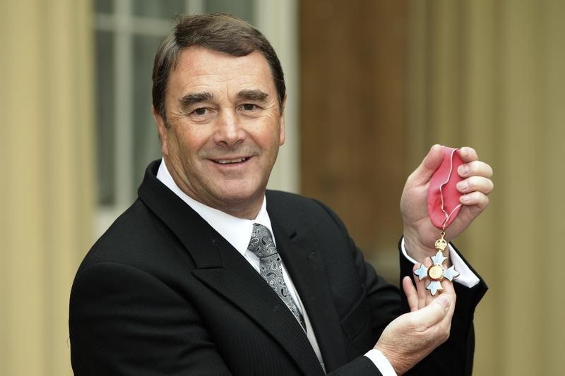 © Reuters. Former Formula 1 world champion Nigel Mansell poses for photographs after being presented with his CBE medal at Buckingham Palace in London