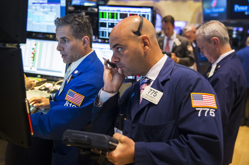 © Reuters. Traders work on the floor of the New York Stock Exchange shortly after the opening bell