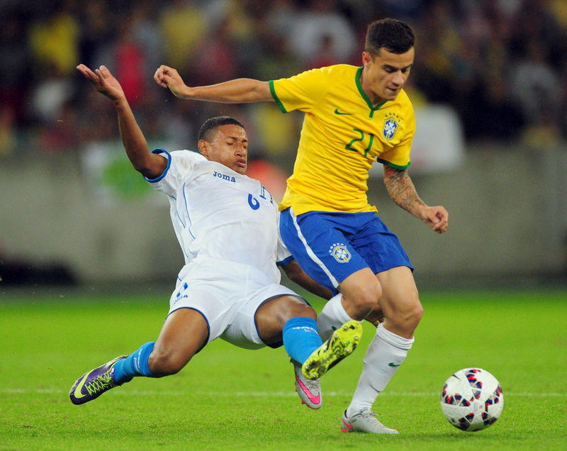 © Reuters. Philippe Coutinho é impedido por Bryan Acosta durante amistoso contra Honduras em Porto Alegre