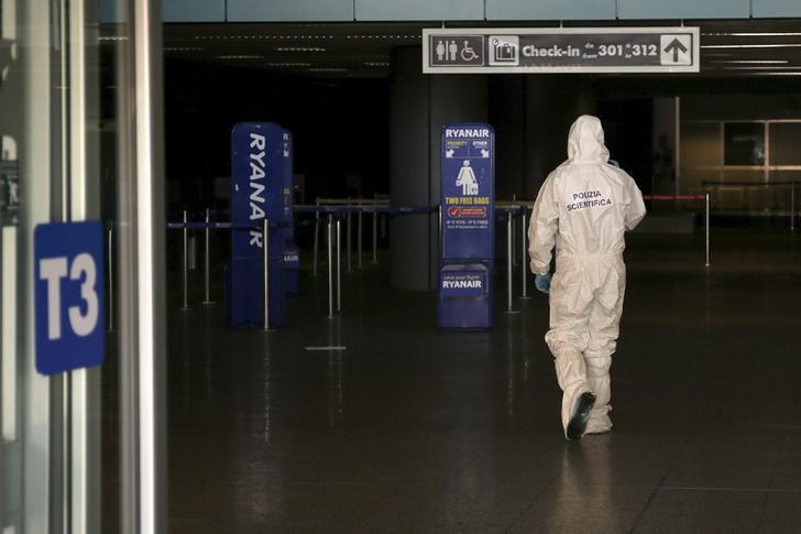 © Reuters. A forensic investigator works at the check-in desk of Terminal 3 at the international Fiumicino airport in Rome