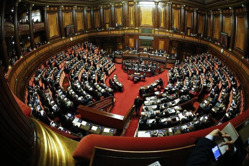 © Reuters. Italy's Prime Minister Renzi talks during a confidence vote at the Senate in Rome