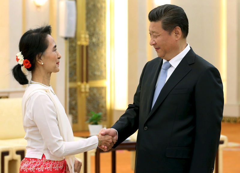 © Reuters. China's President Xi shakes hands with Myanmar pro-democracy leader Aung San Suu Kyi during meeting at Great Hall of People in Beijing