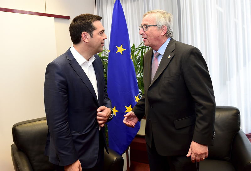 © Reuters. Greek PM Tsipras listens to EU Commission President Juncker during a meeting in Brussels