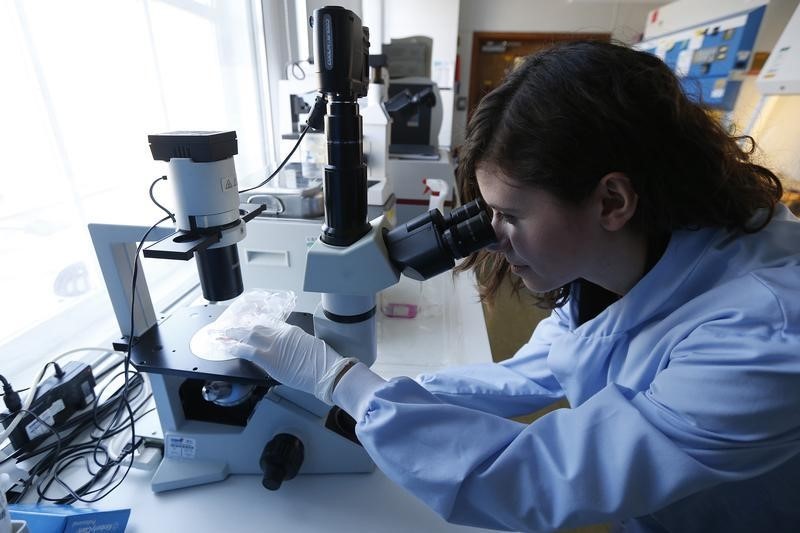 © Reuters. عالم بريطاني حائز على نوبل يستقيل بسبب وجود الفتيات في المختبرات