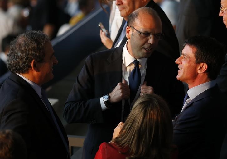 © Reuters. Presidente da Uefa, Michel Platini, e premiê francês, Manuel Valls, na final da Liga dos Campeões em Berlim