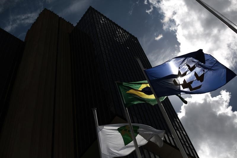 © Reuters. Bandeira do Brasil do lado de fora da sede do Banco Central, em Brasília