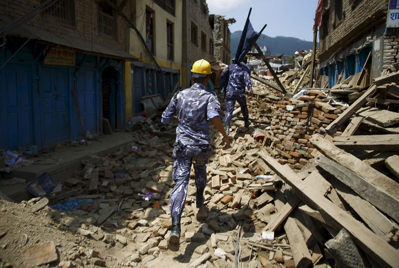 © Reuters. نيبال تسعى إلى طمأنة السائحين بشأن ايفرست بعد زلزالين مدمرين