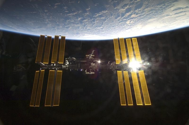 © Reuters. Estação Espacial Internacional com a Terra ao fundo, em foto tirada a bordo da nave espacial Endeavour