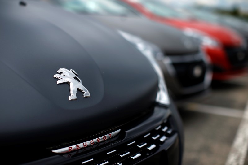 © Reuters. Peugeot 208 cars are parked at the PSA Peugeot Citroen plant in Poissy, near Paris