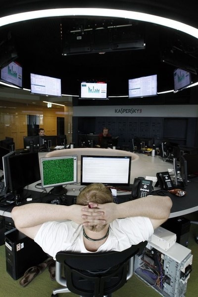 © Reuters. السلطات السويسرية تفتش منزلا وتصادر جهاز كمبيوتر في قضية تسلل إلكتروني