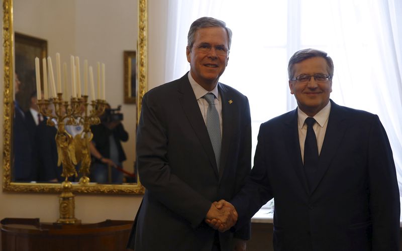 © Reuters. Poland's President Komorowski and former Florida Governor and potential Republican presidential candidate Jeb Bush shake hands as they meet at Belvedere Palace in Warsaw