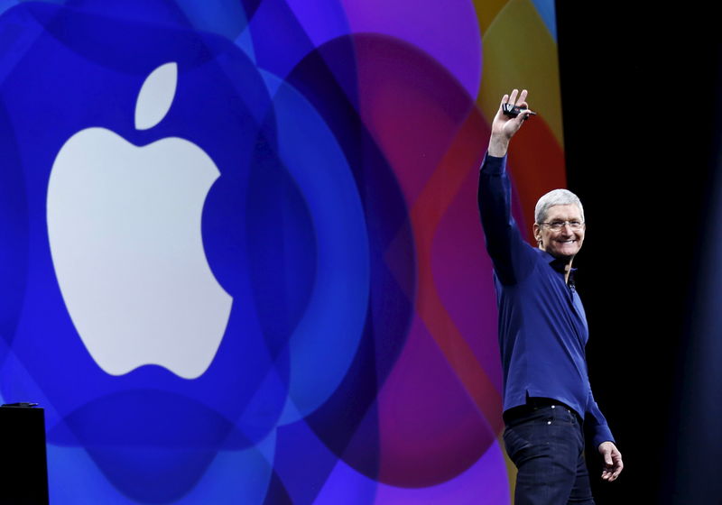 © Reuters. Apple CEO Tim Cook waves as he arrives on stage to deliver his keynote address at the Worldwide Developers Conference in San Francisco