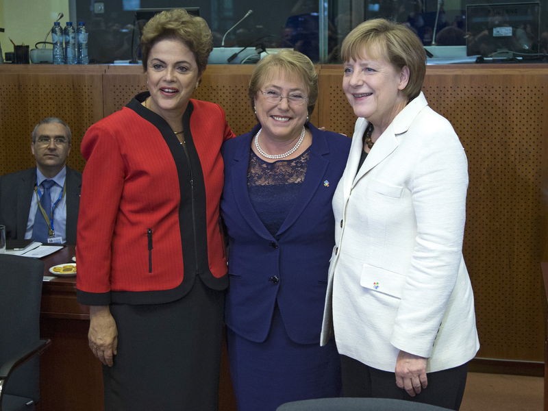 © Reuters. Presidente Dilma Rousseff posa para foto ao lado da presidente chilena, Michelle Bachelet (ao centro) e da chanceler alemã, Angela Merkel, durante abertura de cúpula em Bruxelas