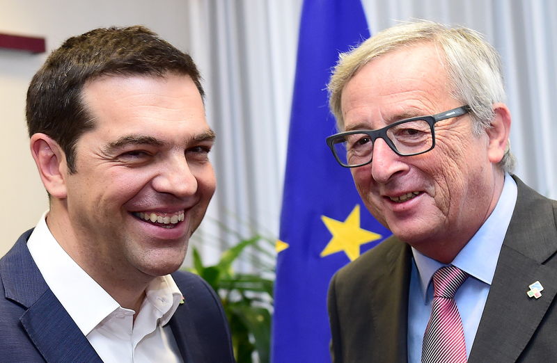 © Reuters. Premiê Tsipras com Juncker antes de reunião em Bruxelas