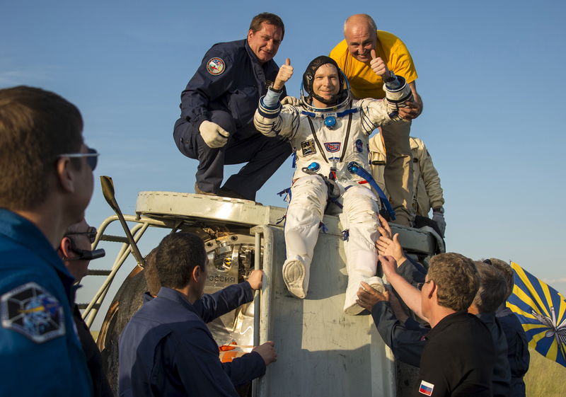 © Reuters. Astronautas aterrizan a salvo tras tardío regreso desde Estación Espacial Internacional