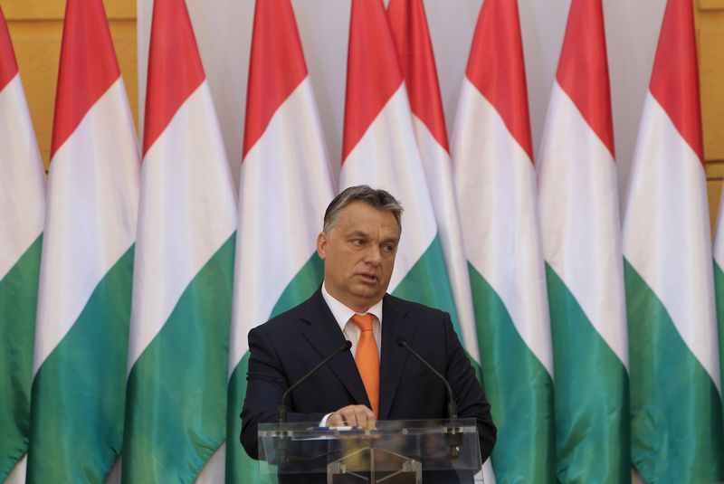 © Reuters. '¡Húngaros, volved a casa!' Un grupo se burla de la deriva antiinmigración de Hungría