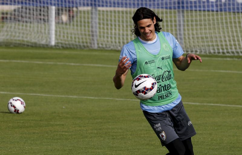 © Reuters. Uruguay llega con humildad a Copa América, ser favoritos "nos hace mal", dice Cavani