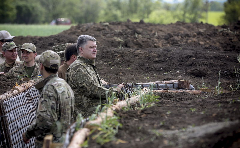 © Reuters. Ukrainian President Poroshenko inspects construction of fortification in Donetsk region