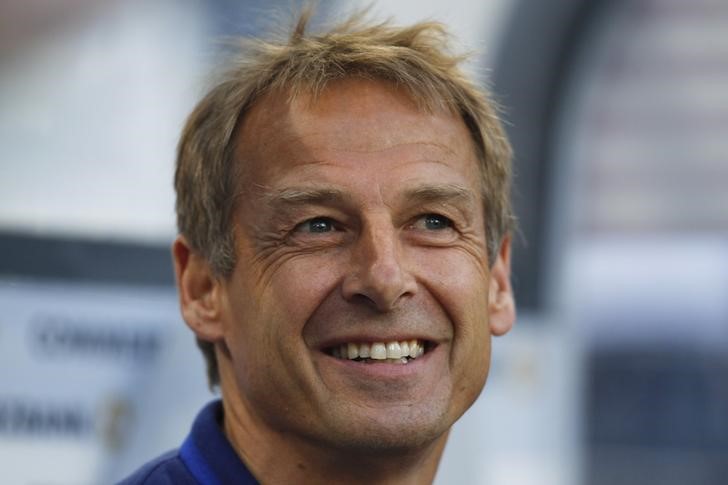 © Reuters. Técnico dos EUA Klinsmann sorri durante amistoso contra a Alemanha