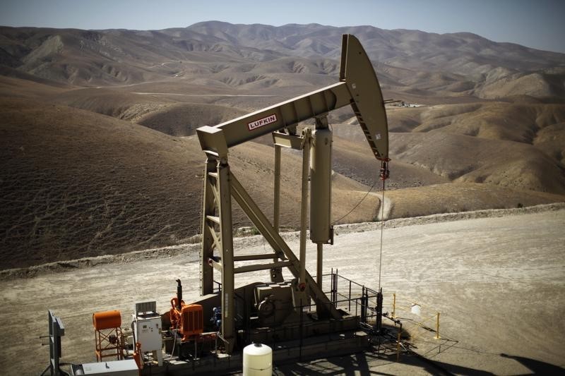 © Reuters. A pumpjack brings oil to the surface in the Monterey Shale