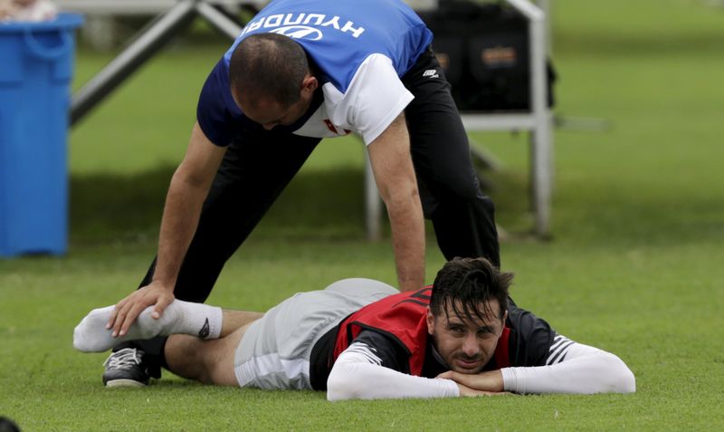 © Reuters. Atacante Claudio Pizarro, da seleção do Peru, faz alongamento durante treino da equipe em Lima