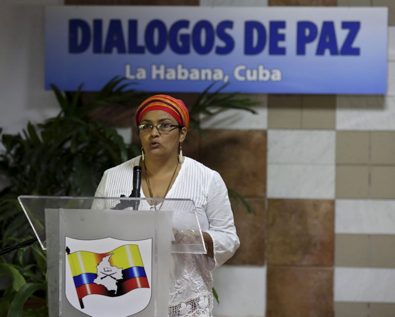 © Reuters. Victoria Sandino, integrante das Forças Armadas Revolucionárias da Colômbia, lê documento