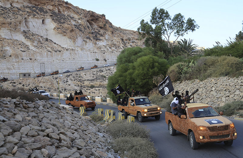 © Reuters. تنظيم الدولة الإسلامية يقول إنه فجر طائرتين حربيتين بقاعدة ليبية