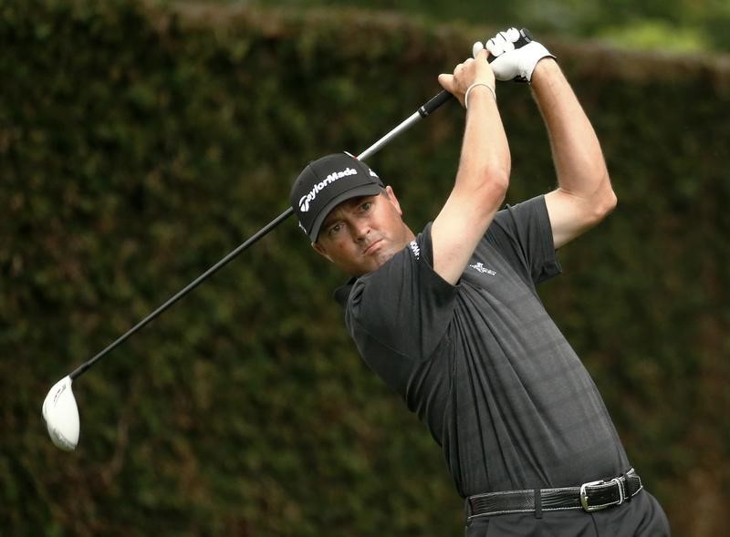 © Reuters. Ryan Palmer of the U.S. hits a driver off the second tee during second round play of the Masters golf tournament at the Augusta National Golf Course in Augusta