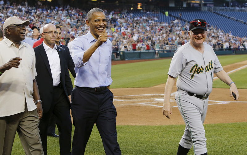 © Reuters. اوباما يفاجيء المشاركين في مباراة للبيسبول بين الديمقراطيين والجمهوريين