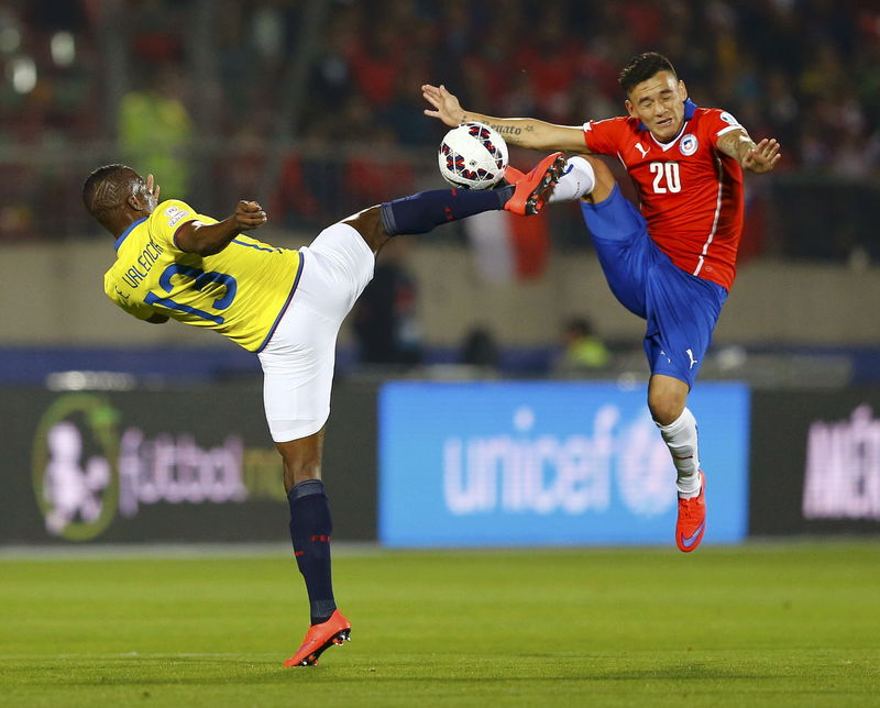 © Reuters. Chile vence 2-0 a Ecuador en su debut en la Copa América