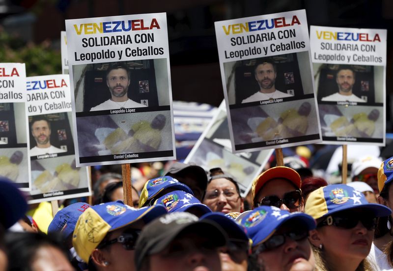 © Reuters. El opositor venezolano Ceballos pone fin a su huelga de hambre tras 20 días