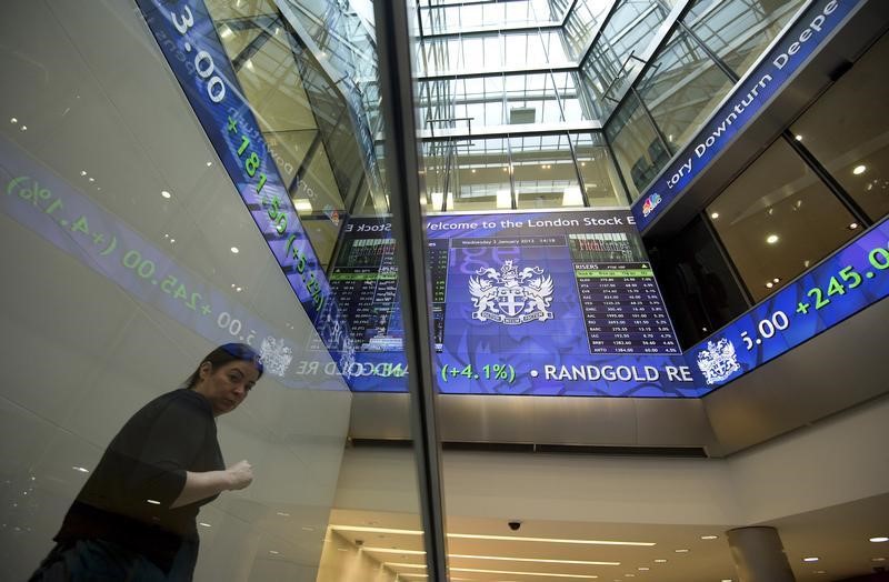 © Reuters. Electronic information boards display market information at the London Stock Exchange in the City of London