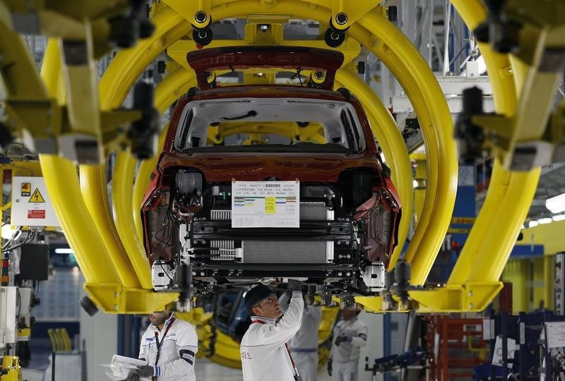 © Reuters. File photo shows employees of Fiat SpA working on a new "Panda" car at the Fiat plant in Pomigliano D'Arco