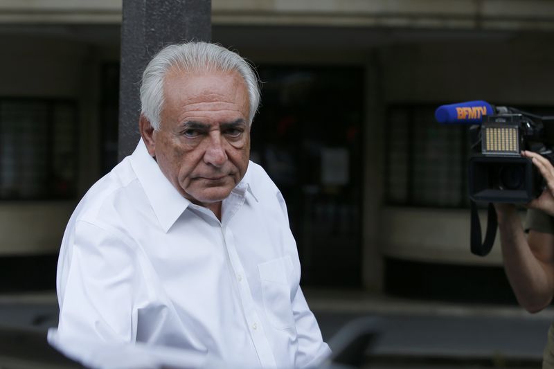 © Reuters. Former FMI head Dominique Strauss-Kahn enters his car as he leaves his apartment in Paris