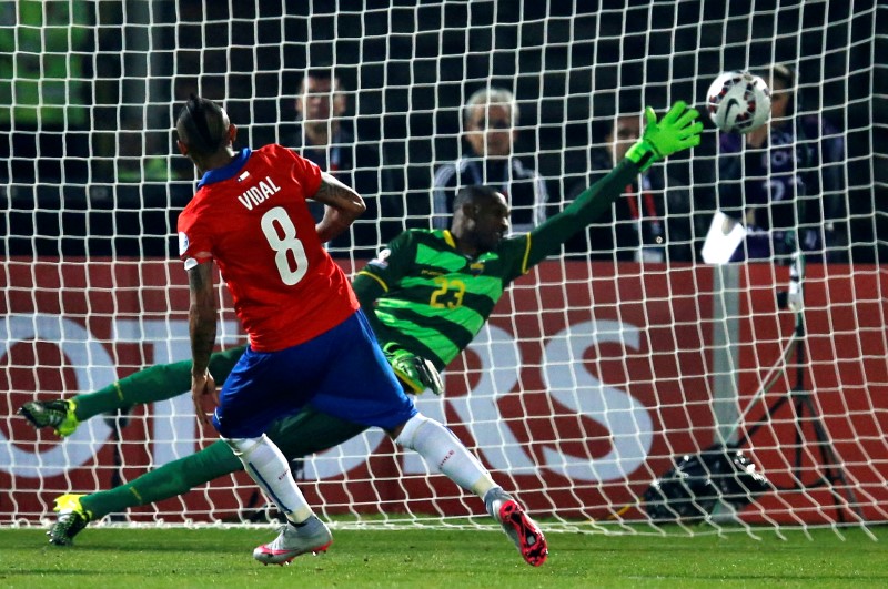 © Reuters. Vidal, do Chile, marca gol contra o Equador na partida de abertura da Copa América