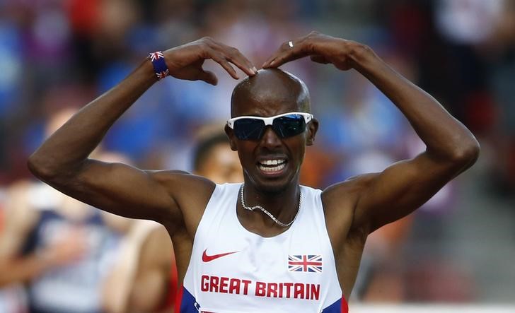 © Reuters. Farah of Britain celebrates as he crosses the finish line to win men's 5000 metres final at European Athletics Championships in Zurich