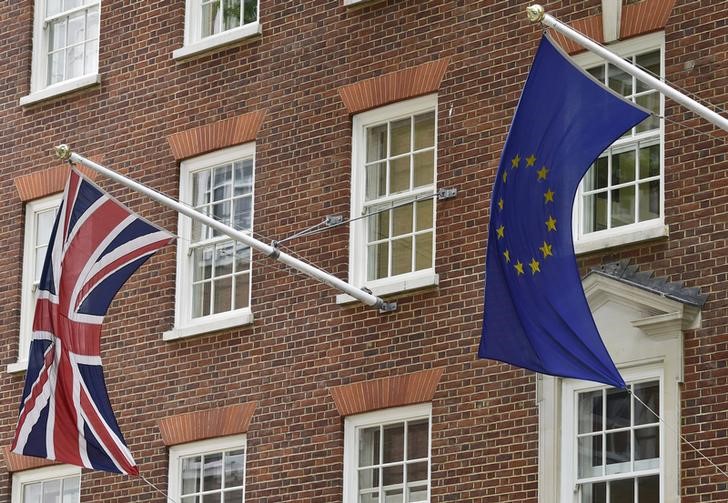 © Reuters. The British Union flag and European Union flag are seen hanging outside Europe House in central London