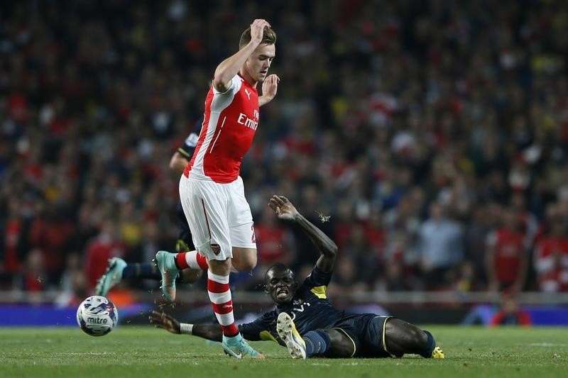 © Reuters. Arsenal's Chambers challenges Southampton's Mane during their English League Cup soccer match at the Emirates stadium in London