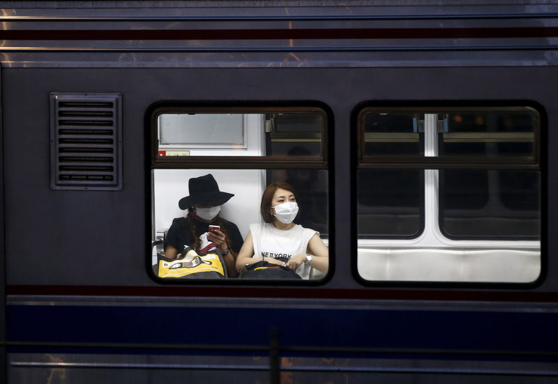 © Reuters. Mulheres usando máscaras em metrô em Seul para evitar contrair Mers