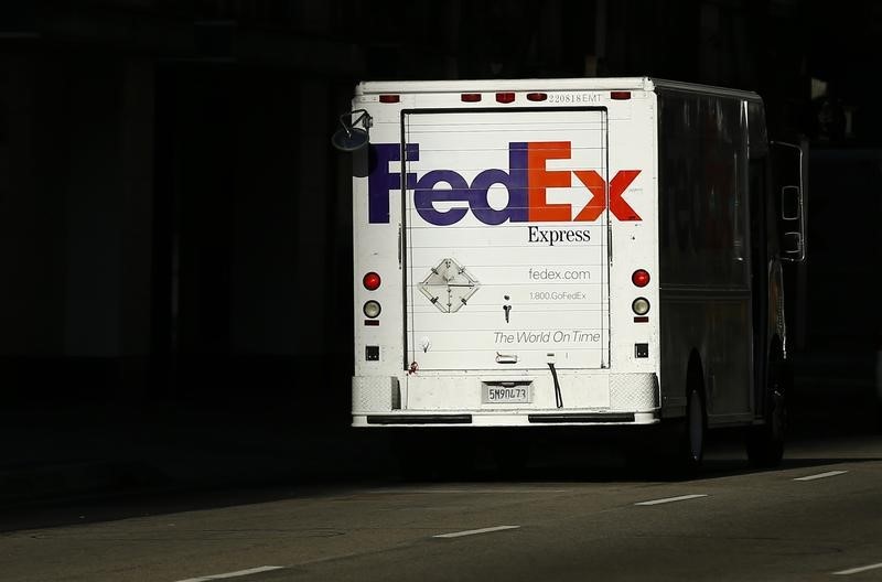 © Reuters. A Federal Express truck on delivery is pictured in downtown Los Angeles
